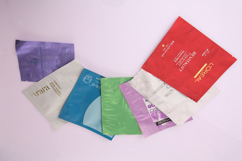 Η PET/PE/Al/PE/CPP τοποθέτησε τη χρωματισμένη καλλυντική συσκευάζοντας τσάντα για τις τσάντες μασκών προσώπου σε στρώματα